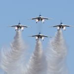 【2018年入間航空祭】ブルーインパルス演技課目を写真一覧と解説で詳しく紹介!雲や中断が影響か変則1区分で3区分4区分の演目も【5歳と4歳と行ってきた】