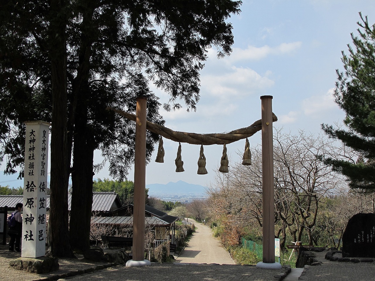 檜原神社桧原神社ひばらじんじゃの注連柱から見える二上山