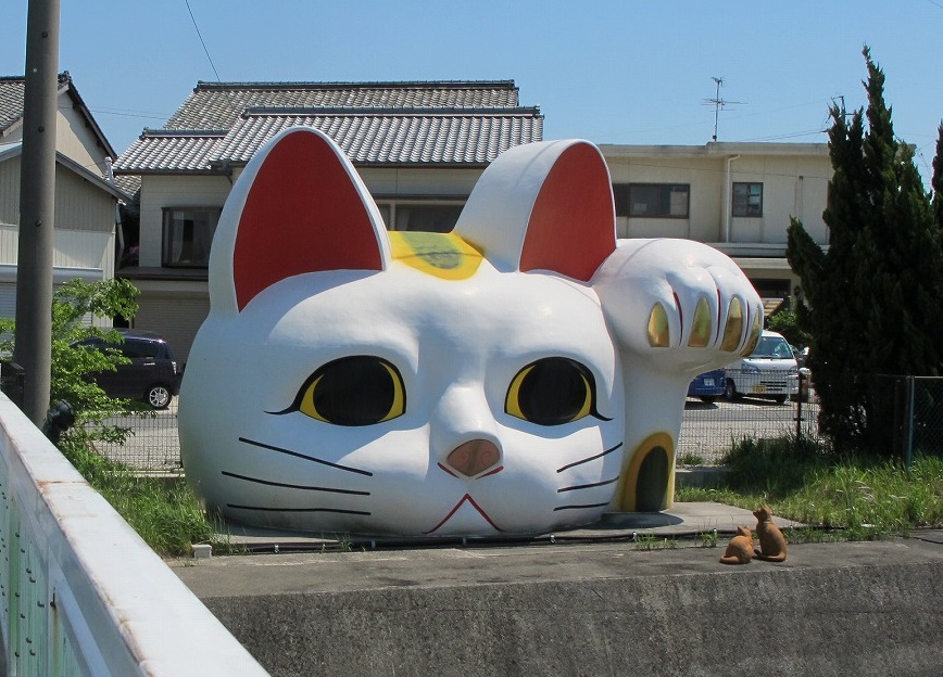 愛知県常滑市の日本最大の招き猫とこにゃん