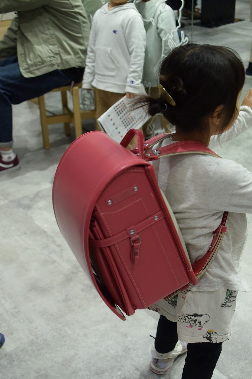 池田屋ランドセルを背負う女の子ピンク