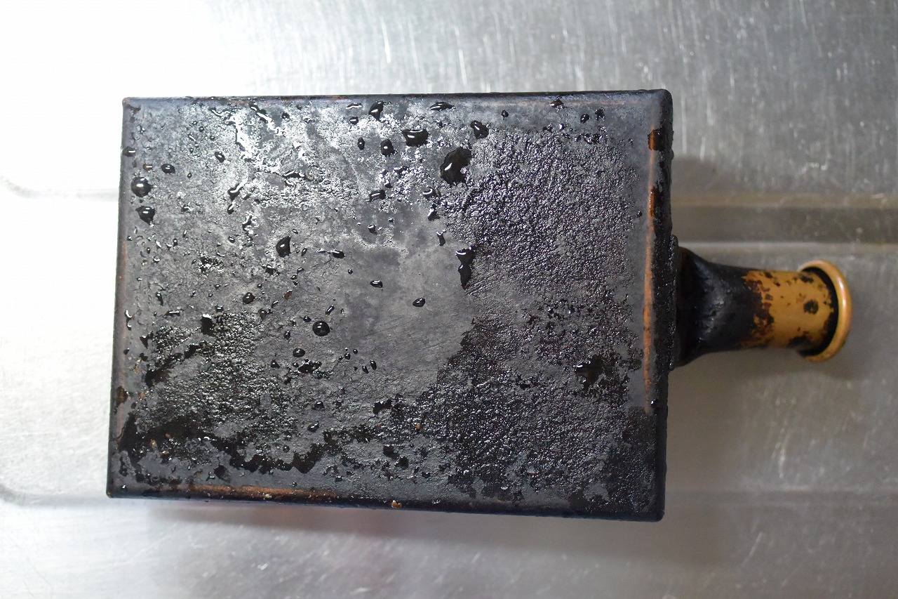 真っ黒に焦げた「銅の卵焼き器」をピカピカに磨く