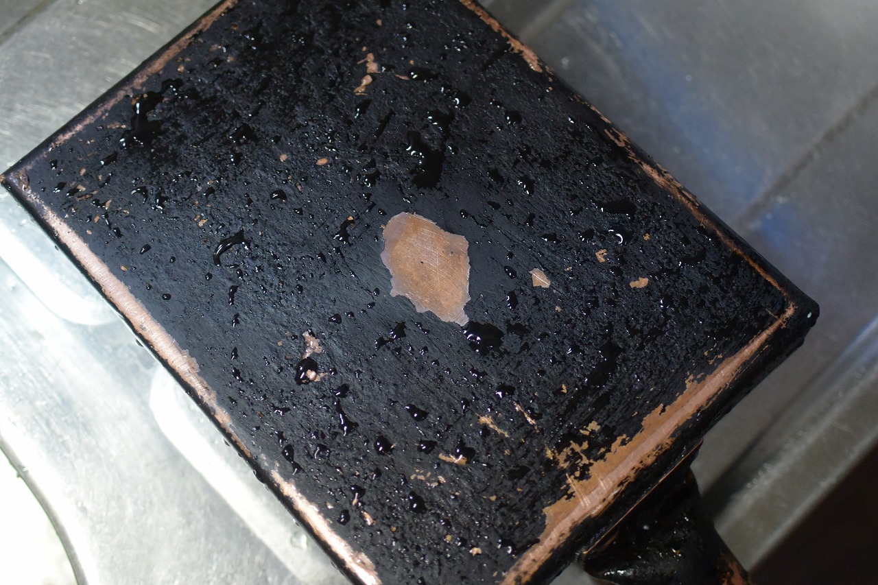 真っ黒に焦げた「銅の卵焼き器」をピカピカに磨く途中経過