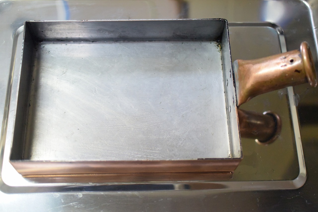 真っ黒に焦げた「銅の卵焼き器」をピカピカに磨きあける