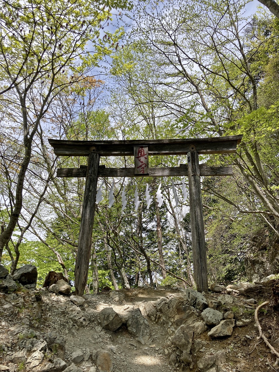 三峯神社の奥宮への登山道（4番目の鳥居）